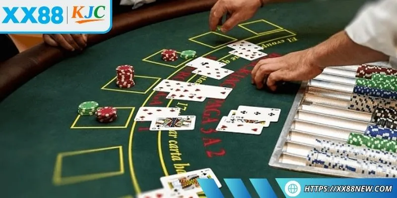 Luật chơi xì tố qua 4 vòng cược tìm cách giành phần thắng lợi